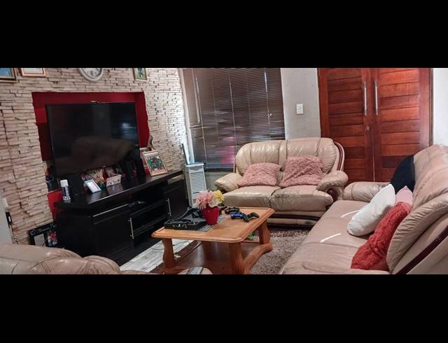 4 BEDROOM HOUSE FOR SALE IN CLAYVILLE